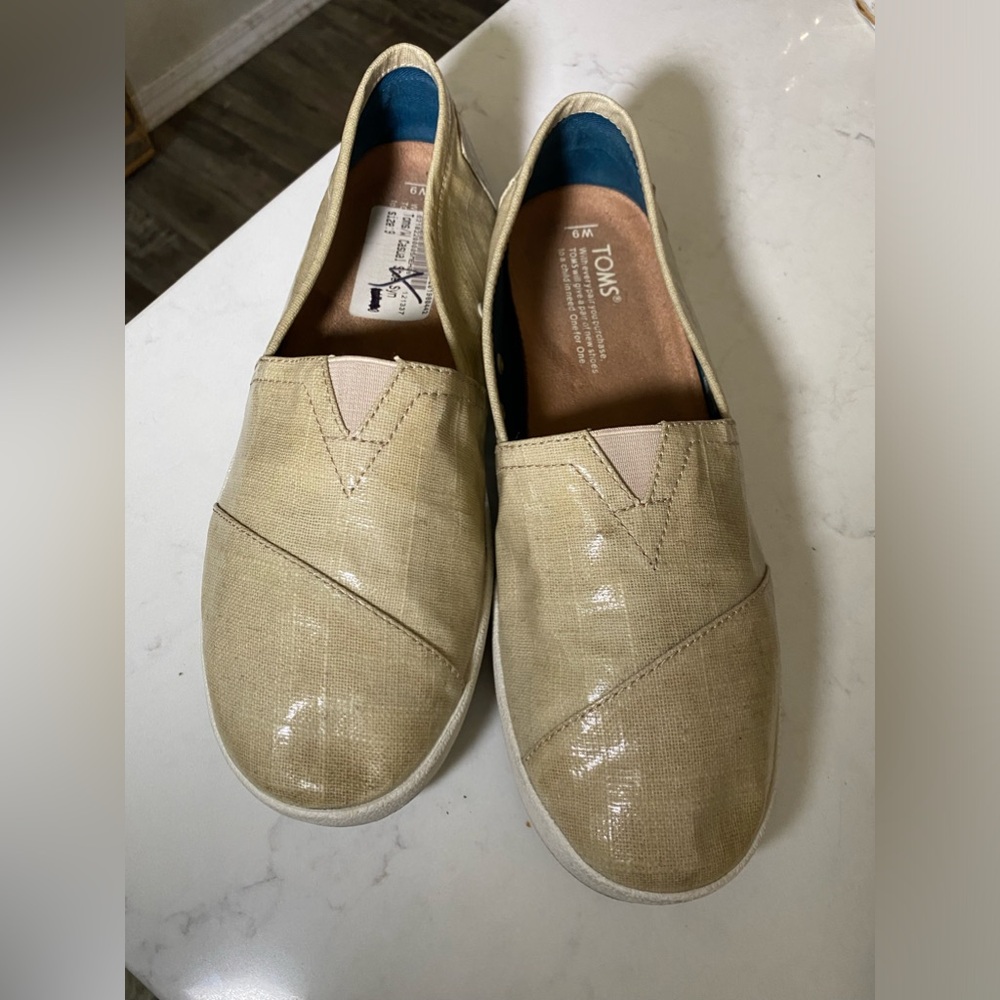 Toms Avalon Oxford Tan Patent Linen sneakers. Size 9. Waterproof / Preowned